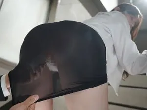 Nện người yêu của cấp trên để trả thù