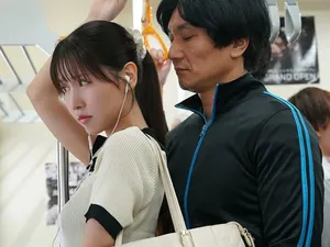 Em gái tóc vàng mới 20 tuổi, cạo lông mu theo yêu cầu của khán giả, thủ dâm sau khi cạo lông mu, nâng mông và làm cho mu chặt hơn