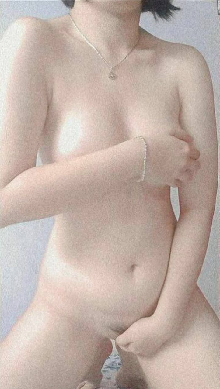 Yaoyao, một người mẫu trẻ đến từ Bắc Kinh, cùng những người bạn gái đáng yêu của cô đang biểu diễn một chương trình thân thiện. Hãy xem cảm giác xuất tinh cực khoái như thế nào và tận hưởng cảm giác xuất tinh theo phong cách vườn nhé!