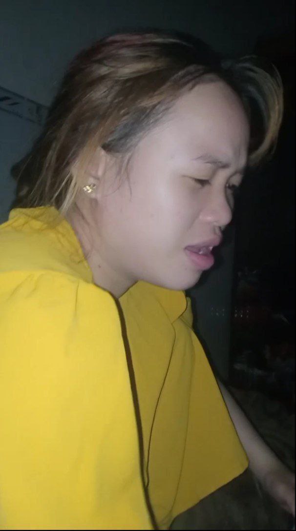 Dí buồi ngập mồm em thư ký khi bố đi vắng