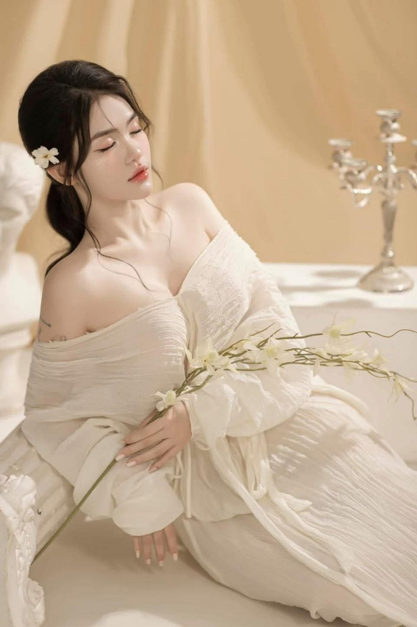 Giúp đỡ một cô gái bị mắc mưa, thanh niên may mắn được phang gái đẹp mỗi ngày